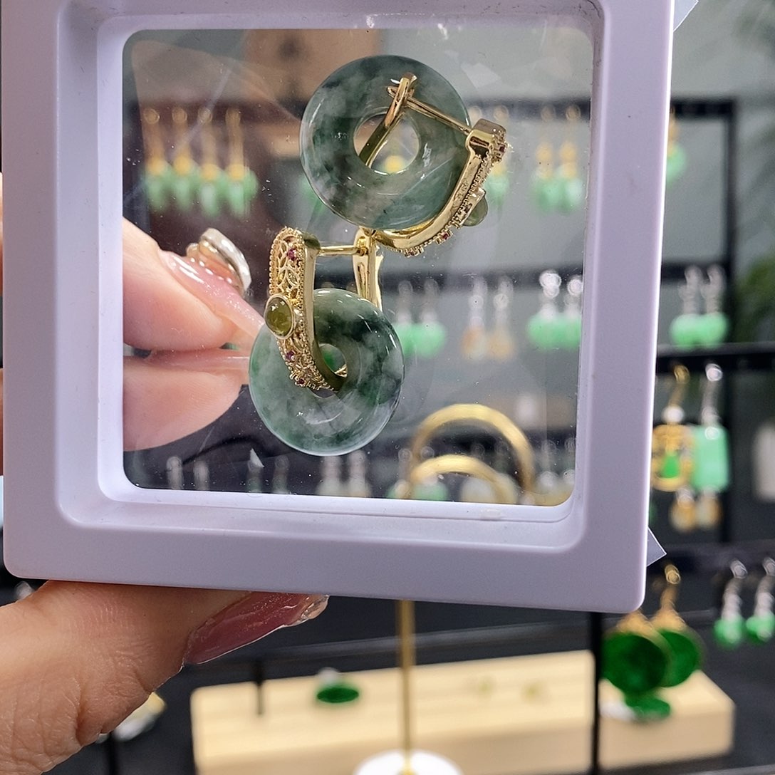 翡翠耳饰未镶嵌翡翠