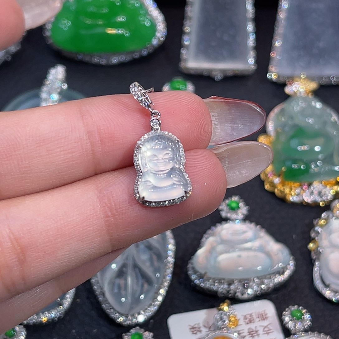 翡翠18K金镶嵌颈饰宝宝佛