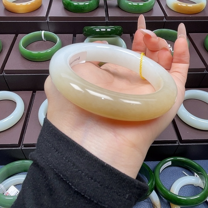 和田玉未镶嵌手镯