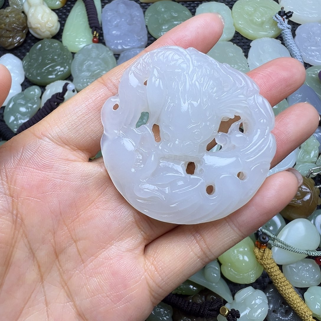 和田玉未镶嵌吊坠(赠链)有裂漏，卡54