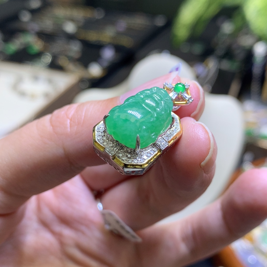 颈饰18K金镶嵌翡翠