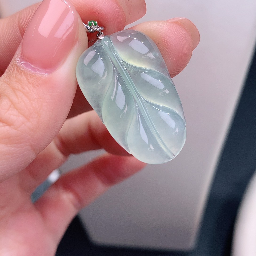 颈饰18K金镶嵌翡翠冰甜绿叶子