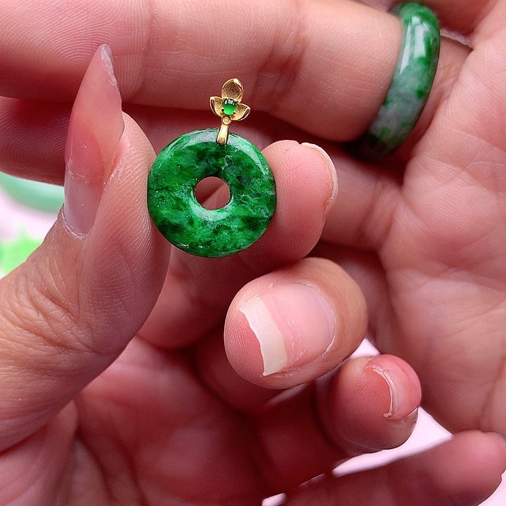 翡翠颈饰18K金镶嵌翡翠