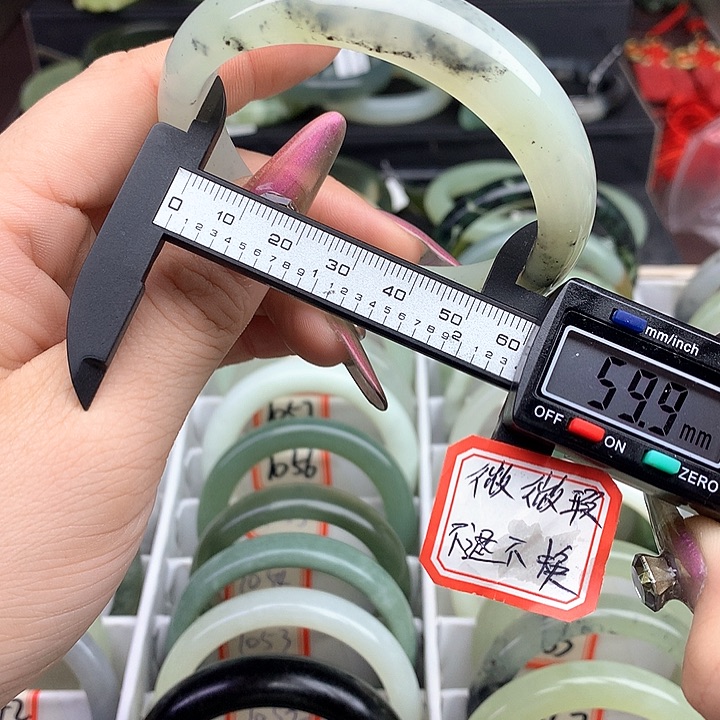 蛇纹石玉手镯未镶嵌1080