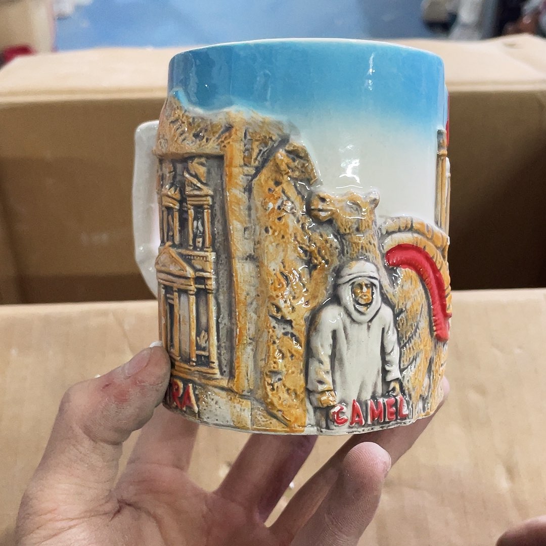 摆件   磕碰。 封釉。