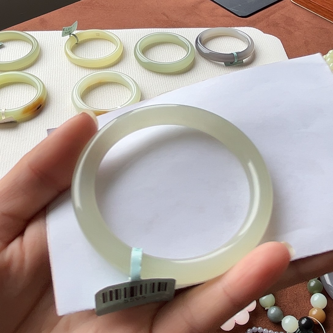 和田玉手镯未镶嵌阿*