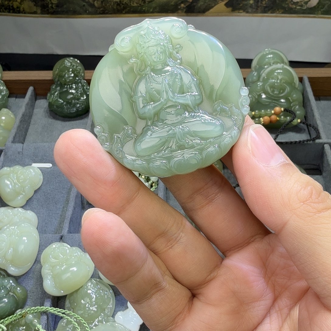 林****和田玉未镶嵌颈饰观音牌子