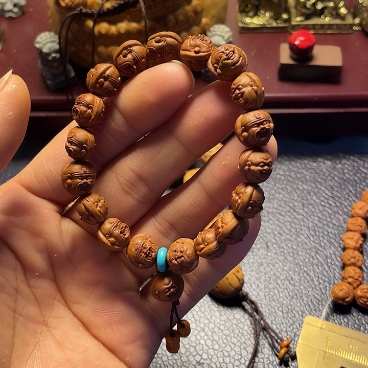 龙纹桃核雕刻财迷