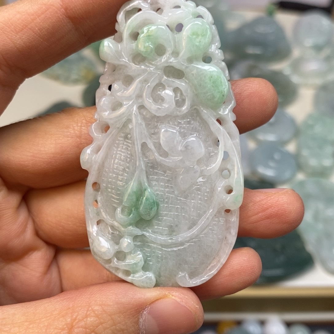 翡翠颈饰未镶嵌我****?花篮