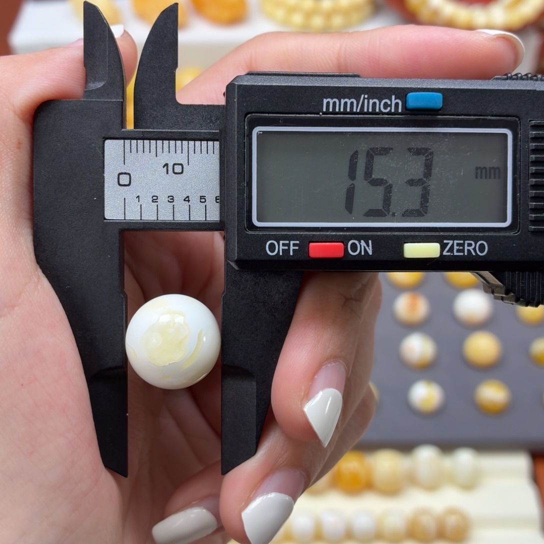 琥珀未镶嵌裸石乌料瓷白溶洞15.3mm