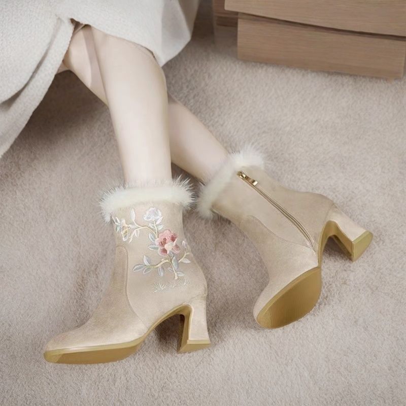 2025秋季新款短靴配袍国风中筒靴杏色绣花鞋年轻款民族风细跟