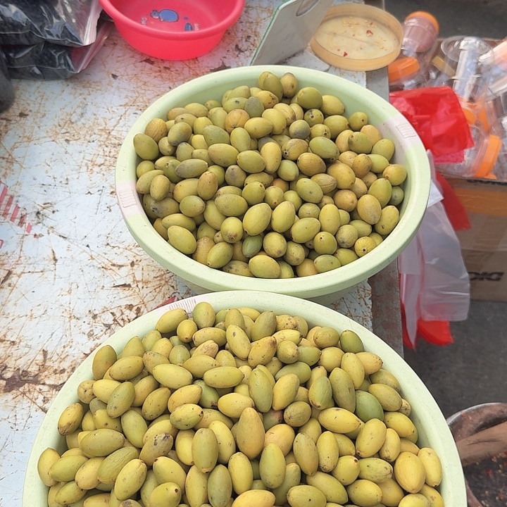 青榄咸辣黄榄两斤半瓶装