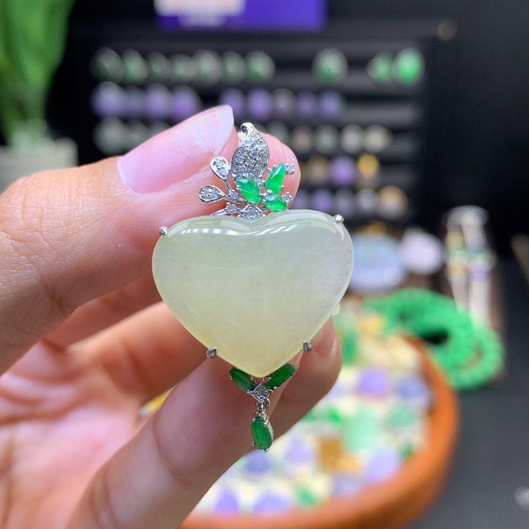 翡翠18K金镶嵌颈饰