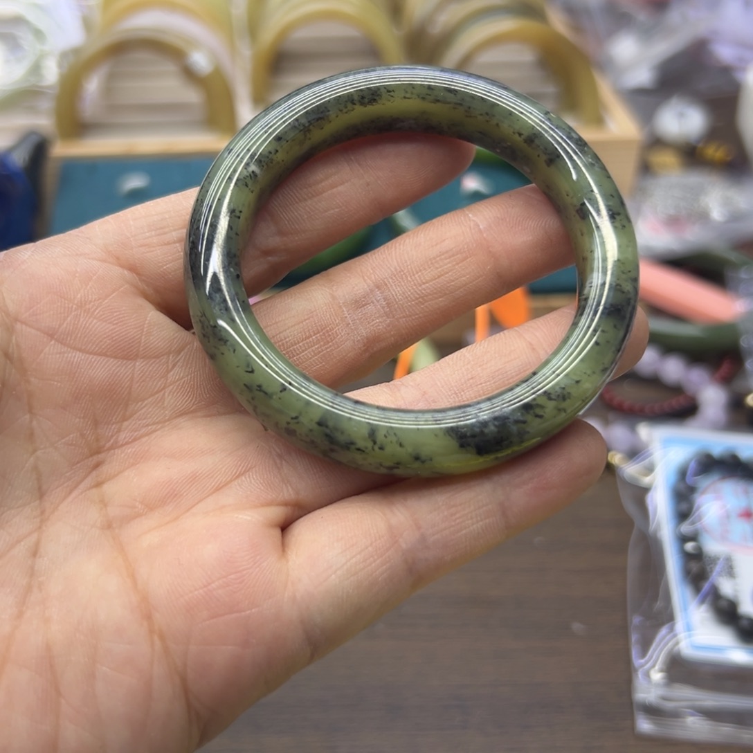 和田玉未镶嵌手镯52.6圈围330瑕