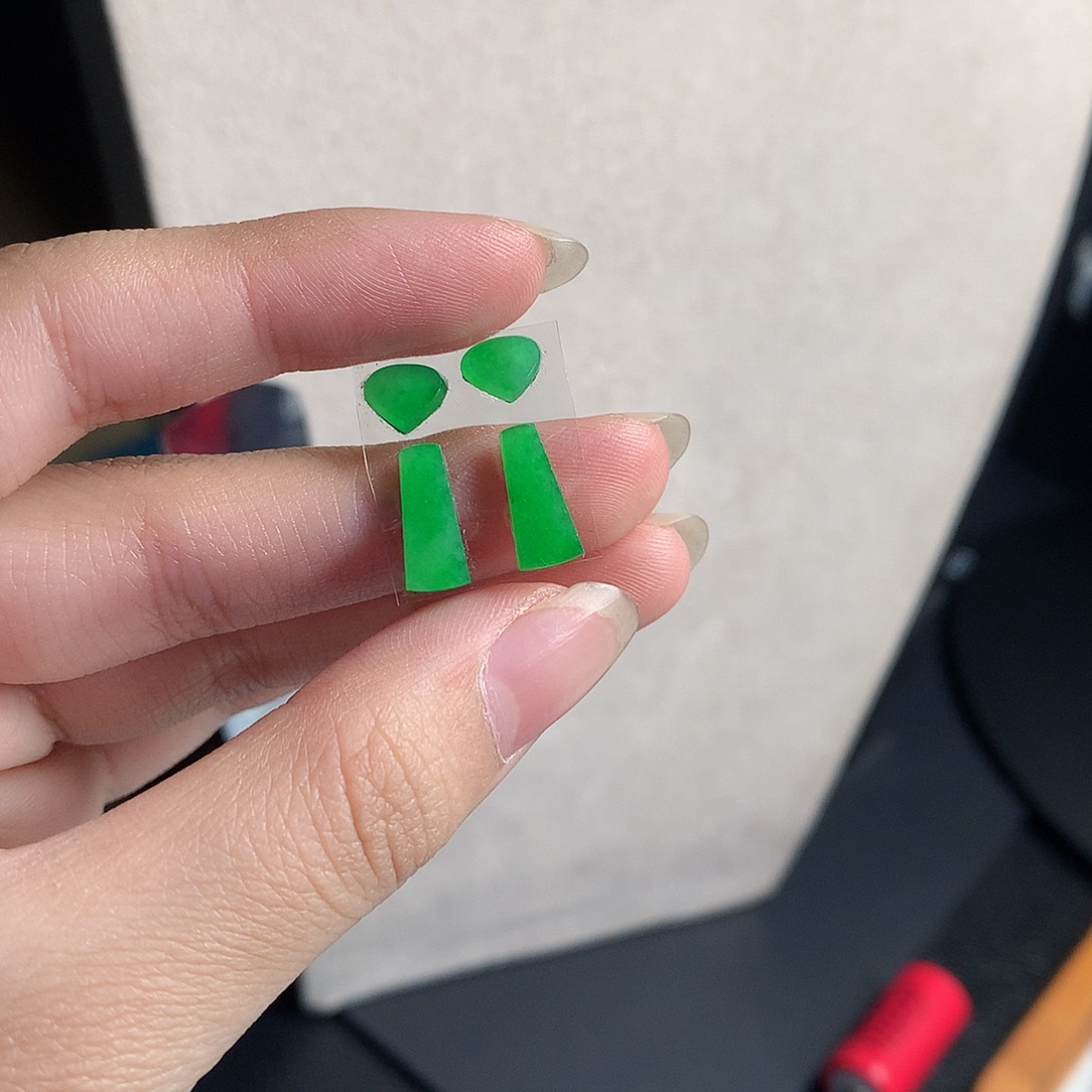 翡翠裸石缅甸天然A货翡翠阳绿耳钉料