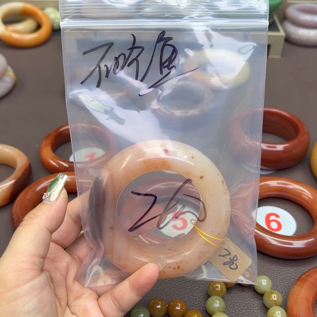 石英质玉手镯合金我***?