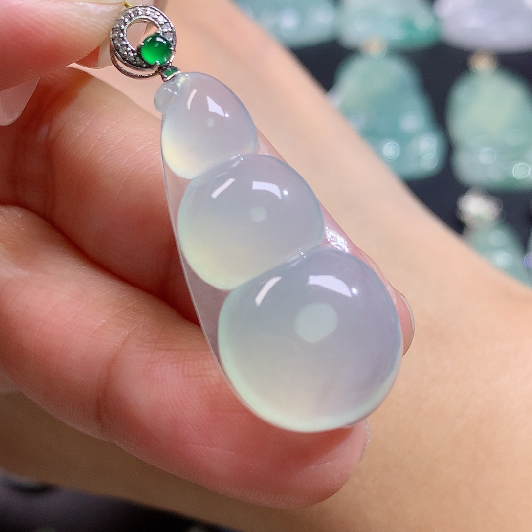 翡翠18K金镶嵌颈饰福豆