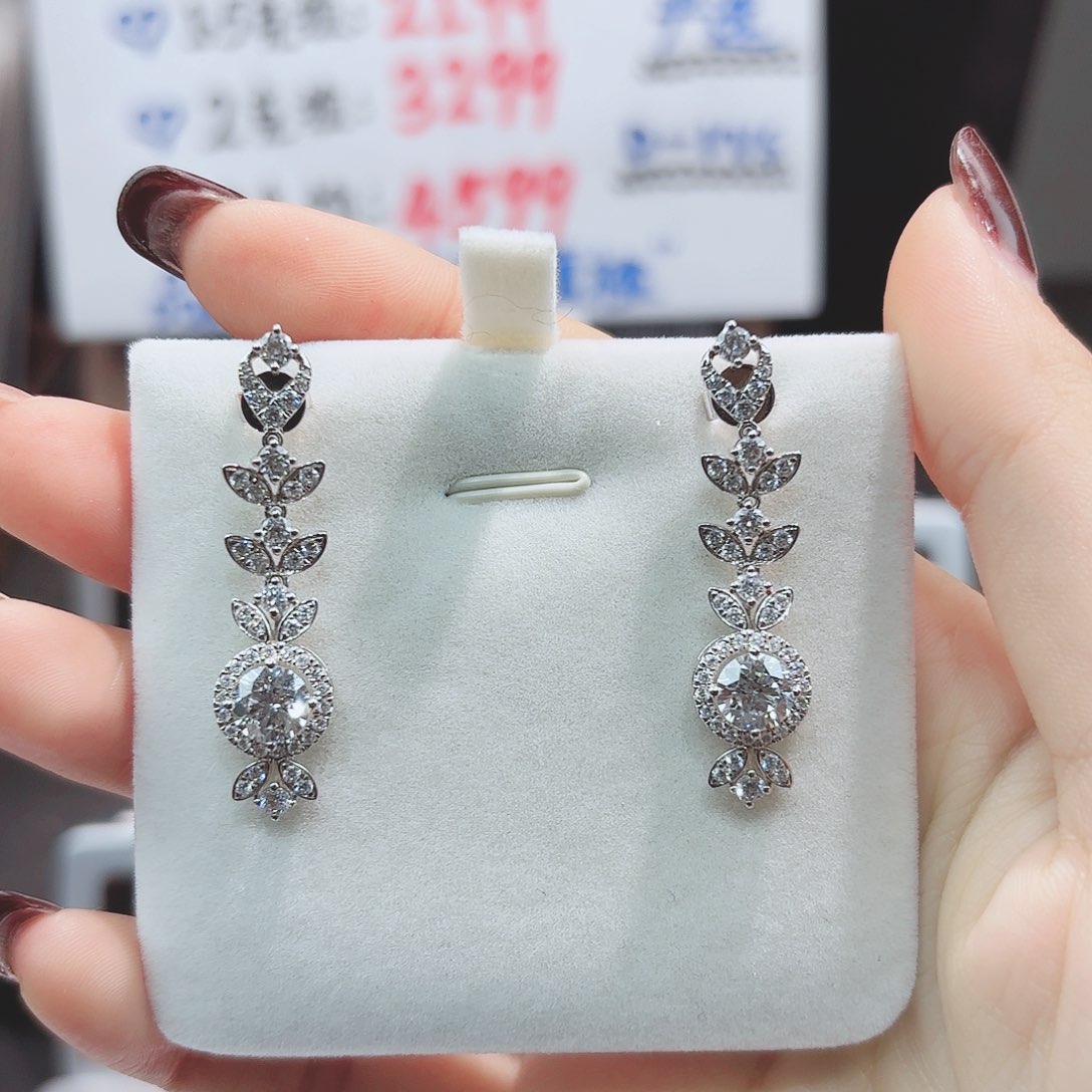 合成钻石耳饰18K金镶嵌做****。