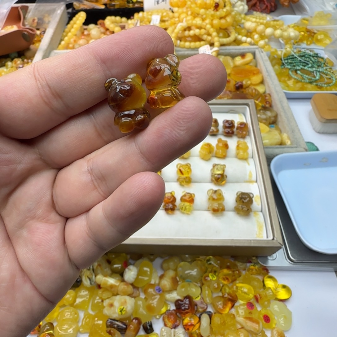 你***猴琥珀未镶嵌裸石3克两个有瑕