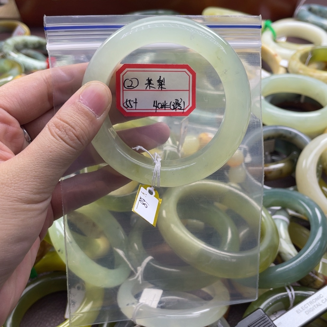 茉***梨蛇纹石玉未镶嵌手镯