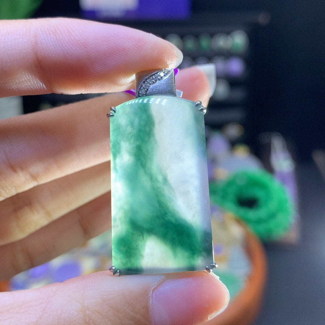 翡翠18K金镶嵌颈饰