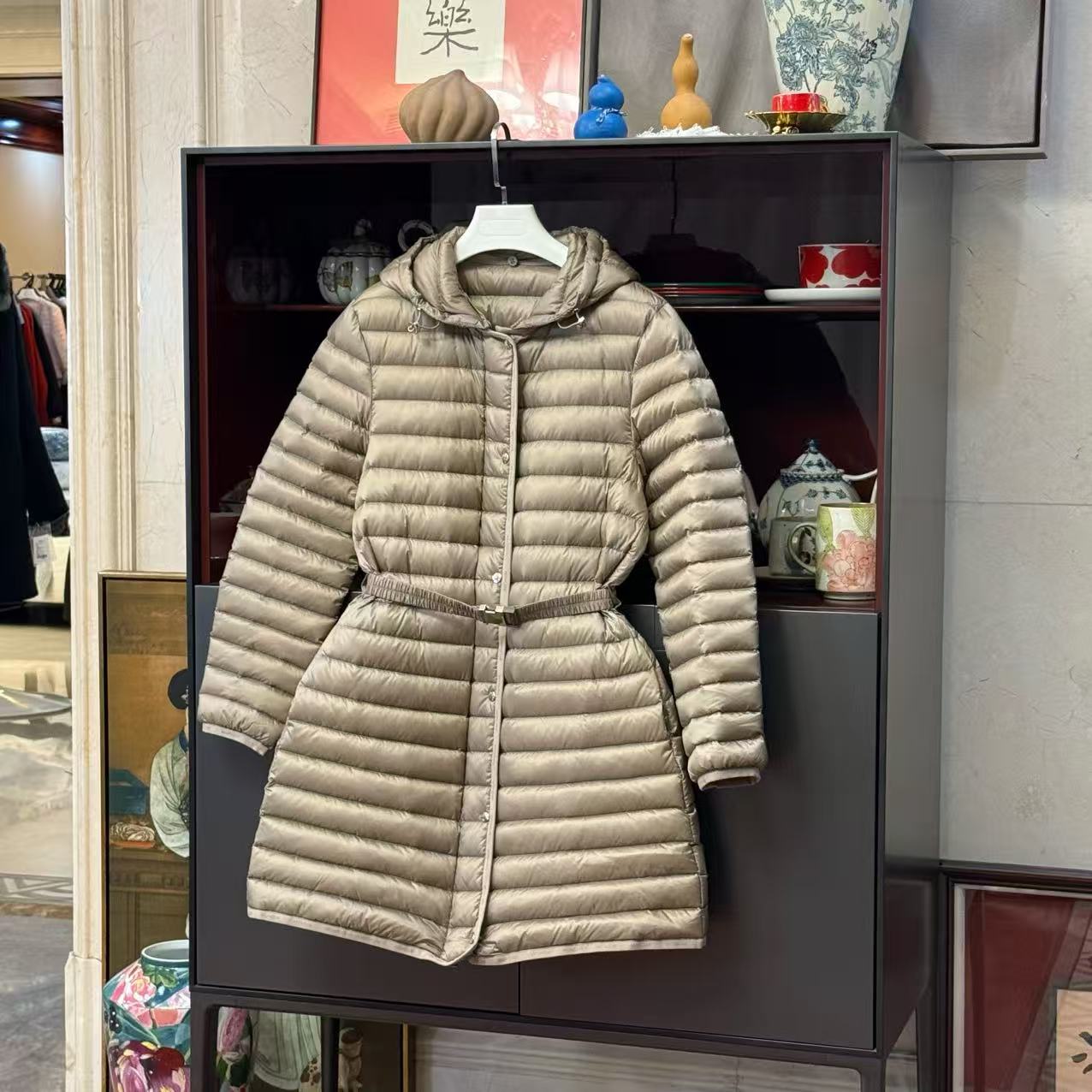 MYL 2025秋冬新款锦纶鹅绒羽绒服细格纹深杏腰带连帽中长款羽绒服