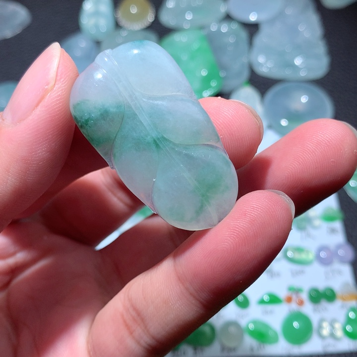 翡翠颈饰未镶嵌叶子