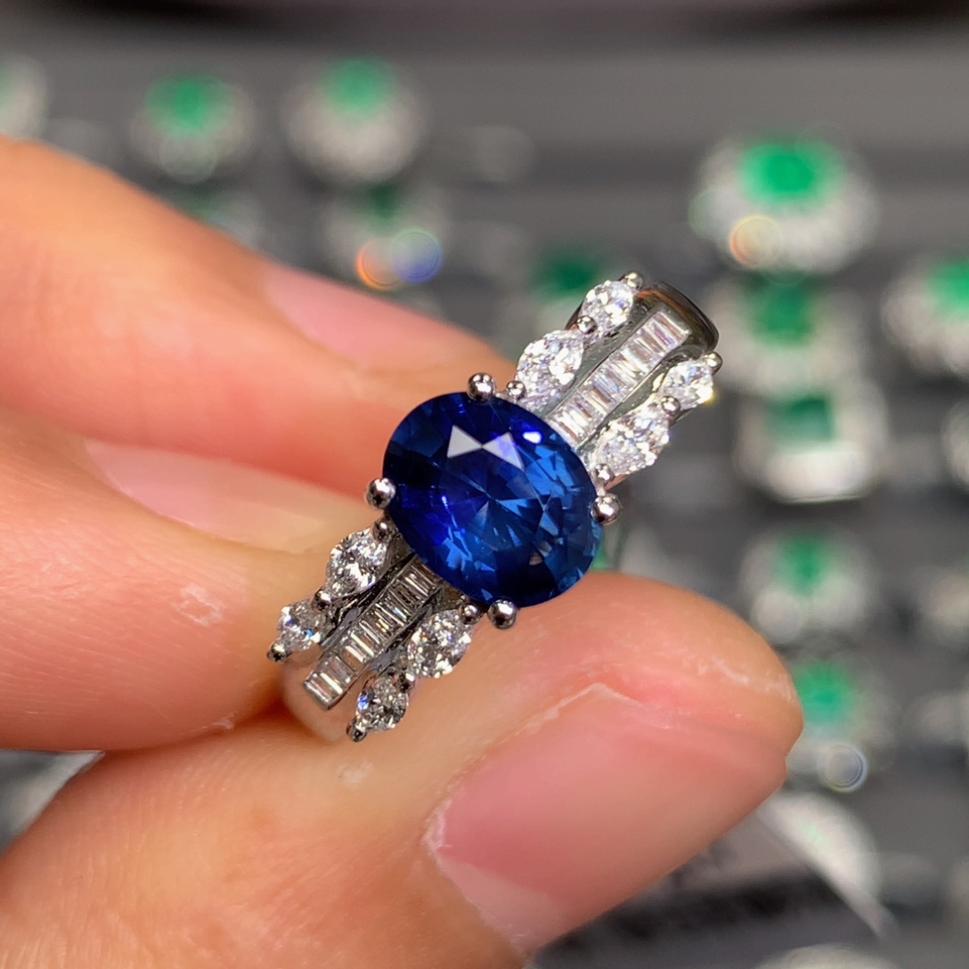 蓝宝石戒指18K金镶嵌