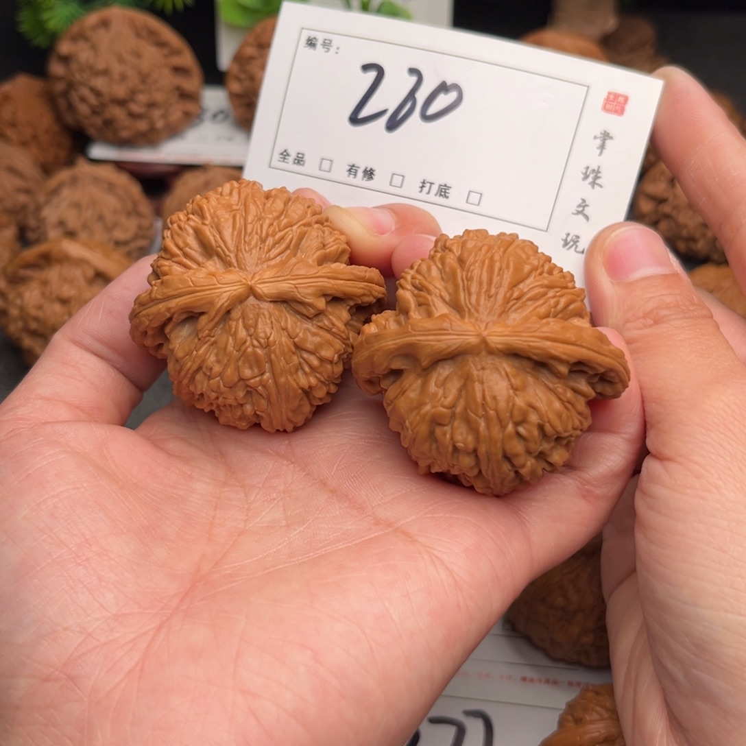 文玩核桃吊坠47白狮子280肚子差.05有点一胖一瘦280