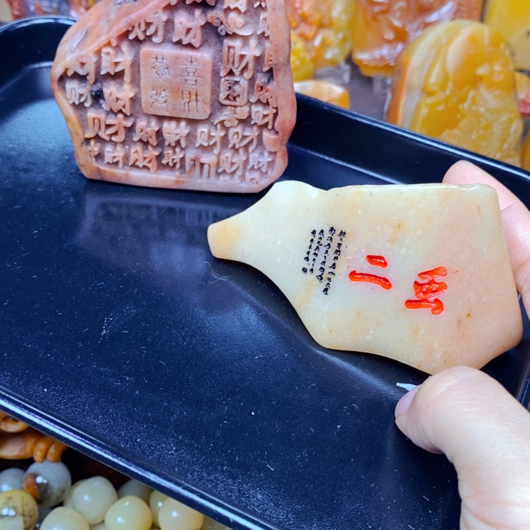 石英质玉（黄龙玉）未镶嵌颈饰