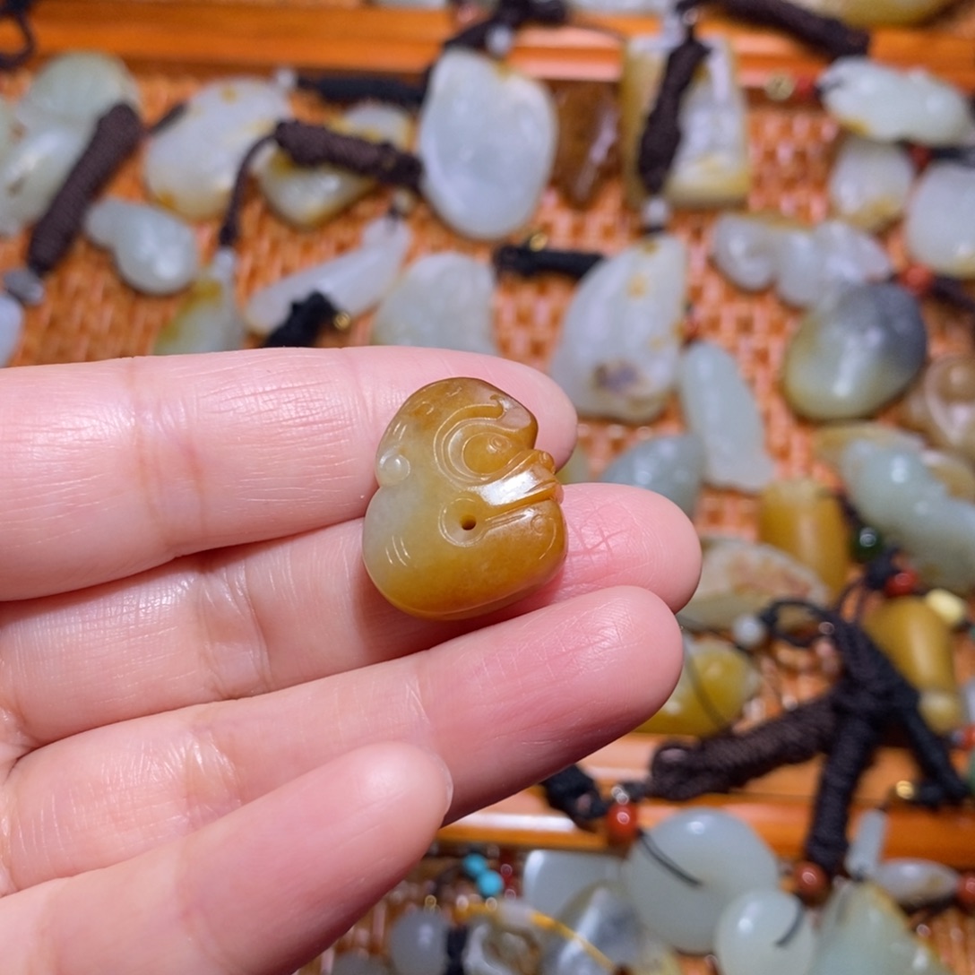 和田玉颈饰未镶嵌江*