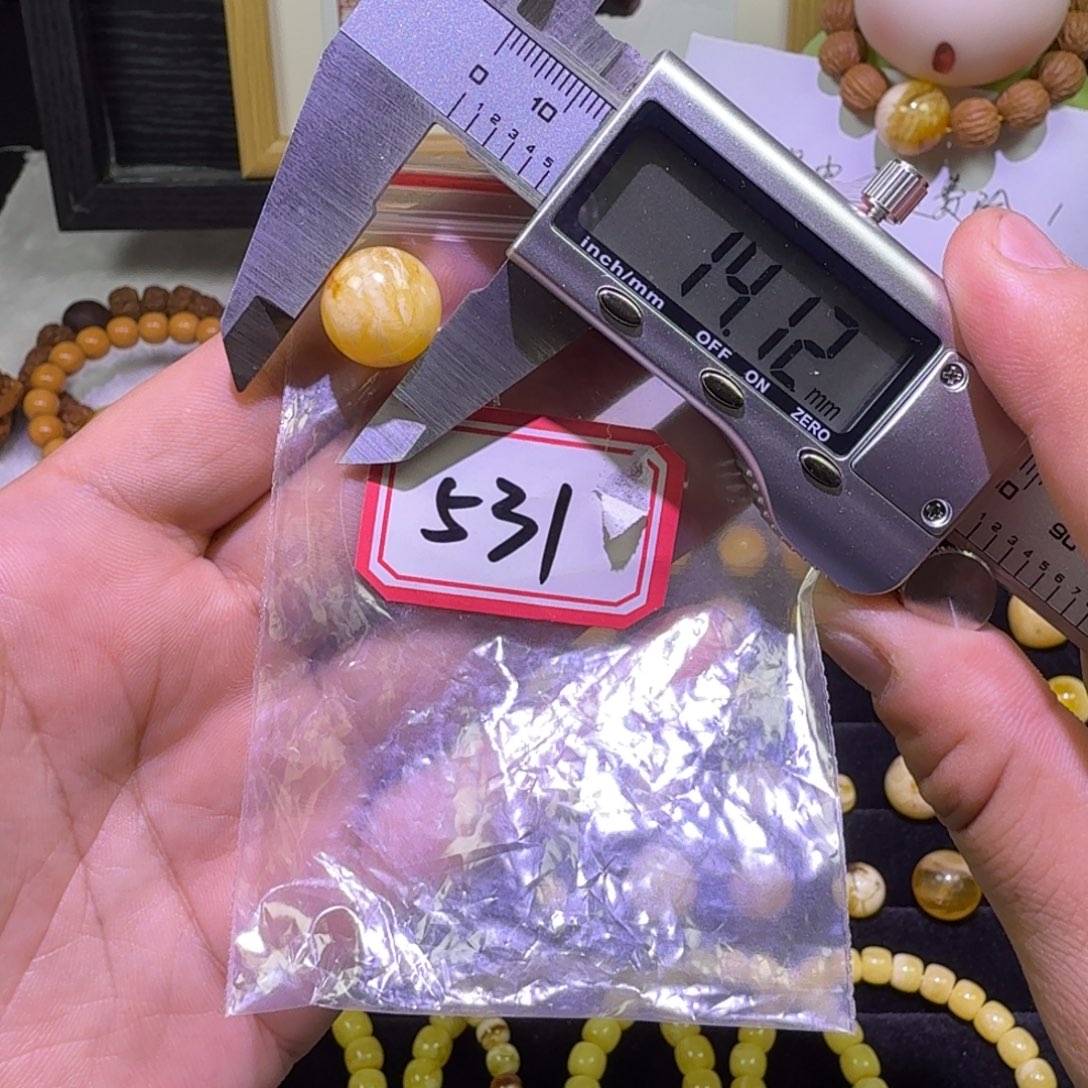 蜜蜡未镶嵌珠宝奇石