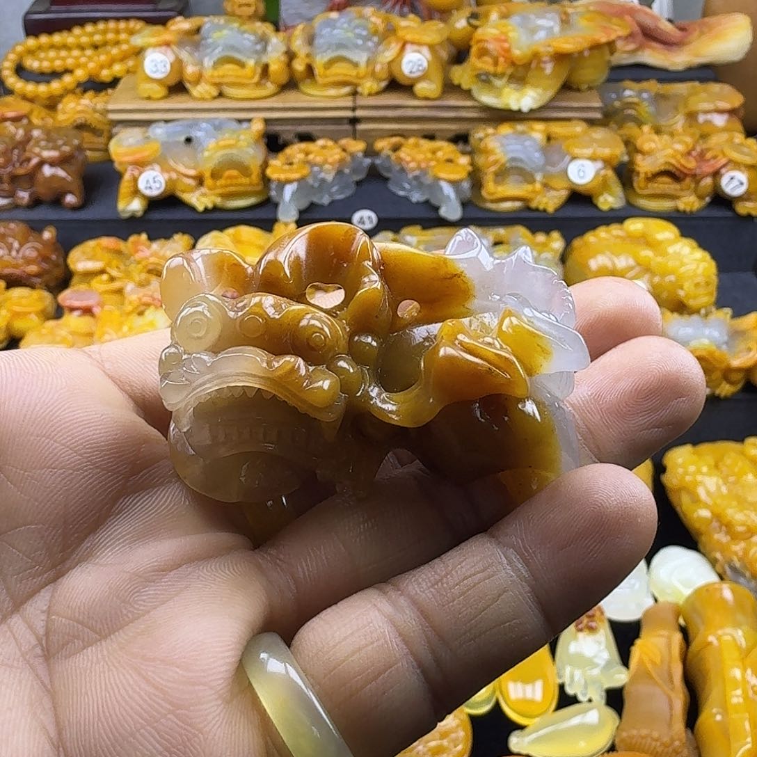 石英质玉（黄龙玉）未镶嵌手玩件