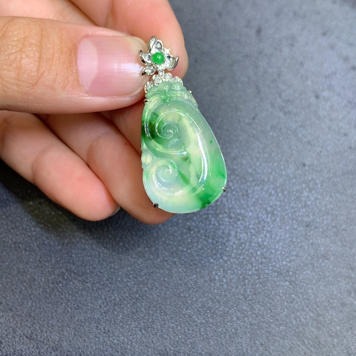 翡翠18K金镶嵌颈饰翡翠