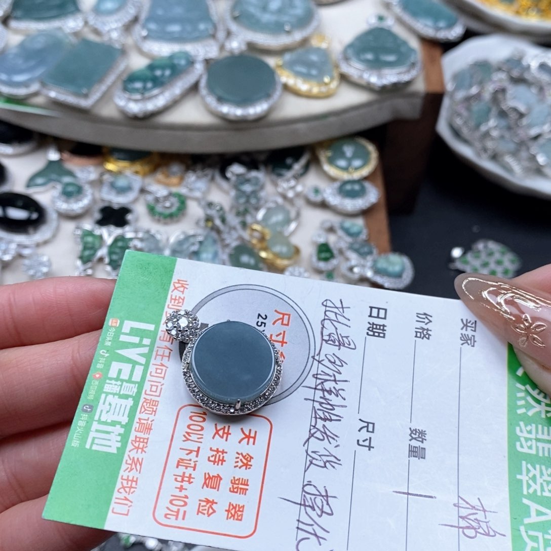 翡翠颈饰未镶嵌翡翠