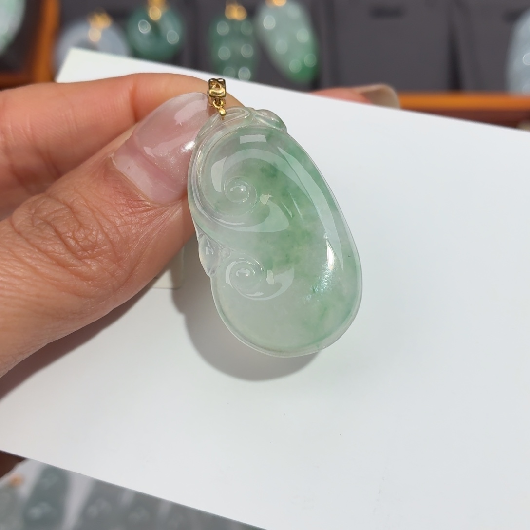 翡翠18K金镶嵌颈饰如意吊坠