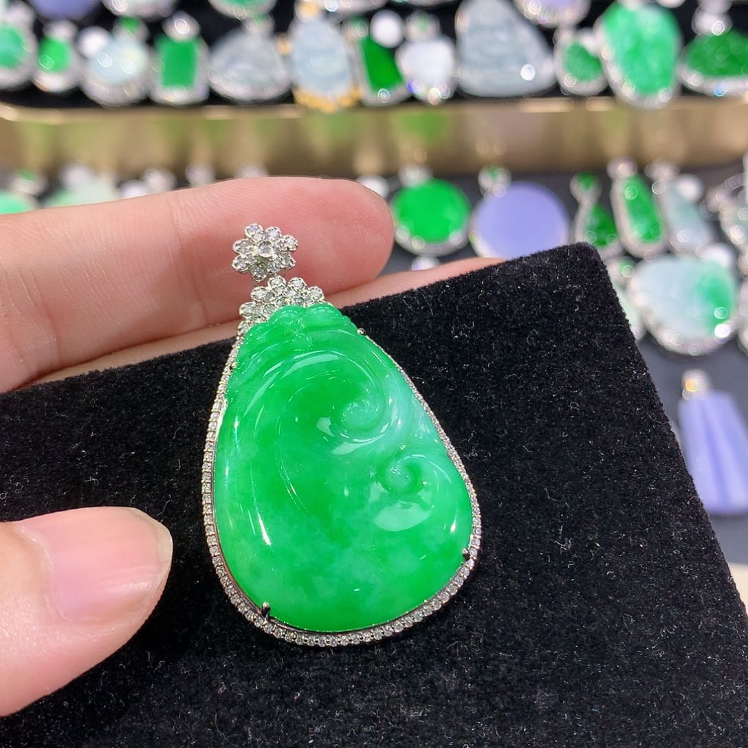 翡翠18K金镶嵌颈饰