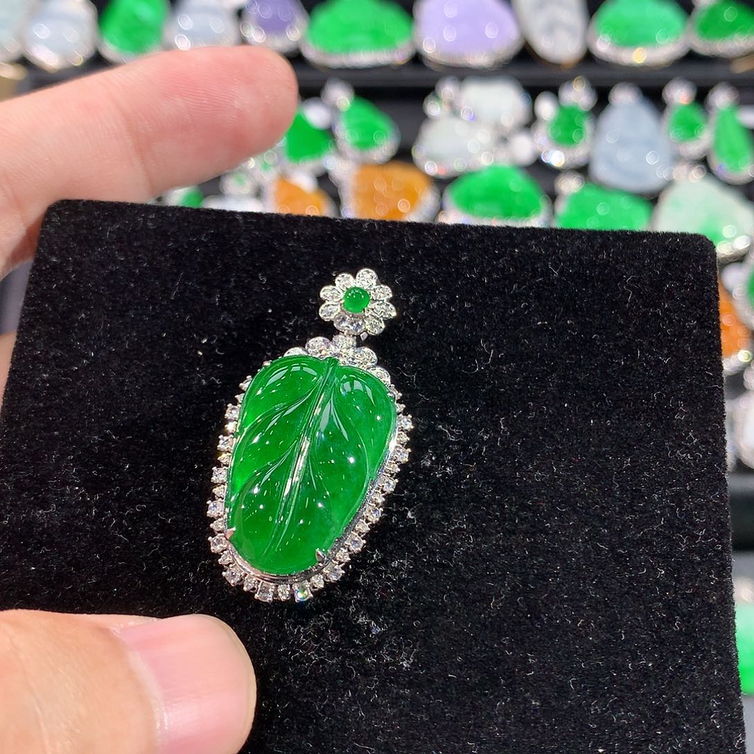 翡翠18K金镶嵌颈饰