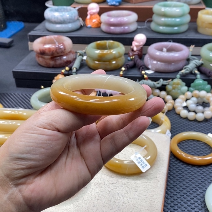 未镶嵌手镯石英岩玉