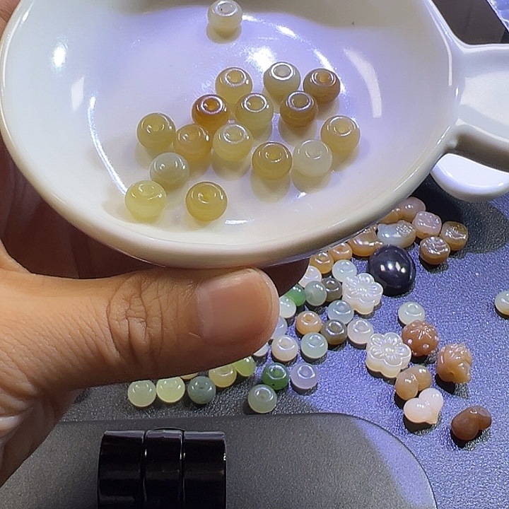赚***子颈饰未镶嵌和田玉
