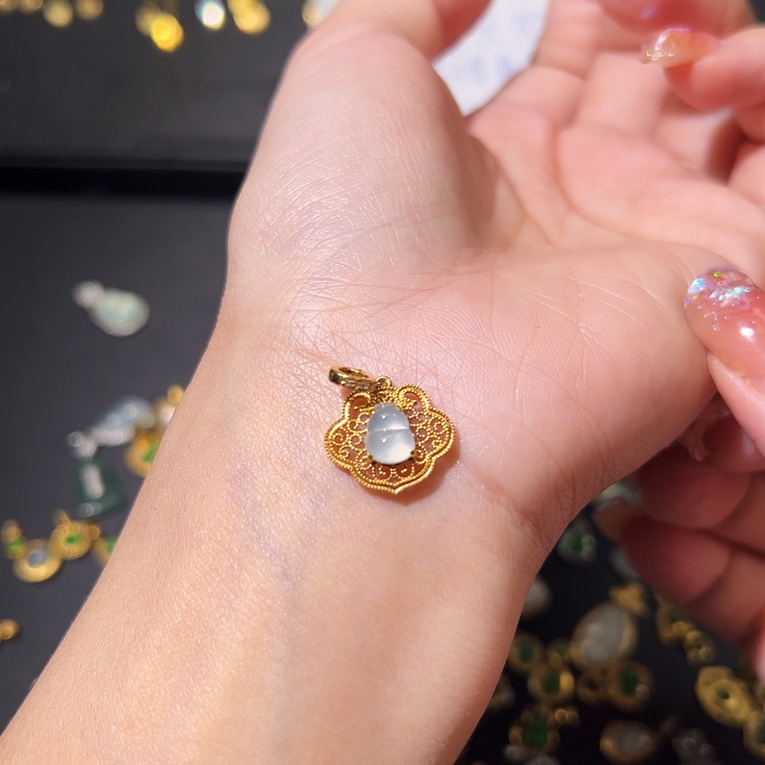 翡翠颈饰18K金镶嵌吊坠