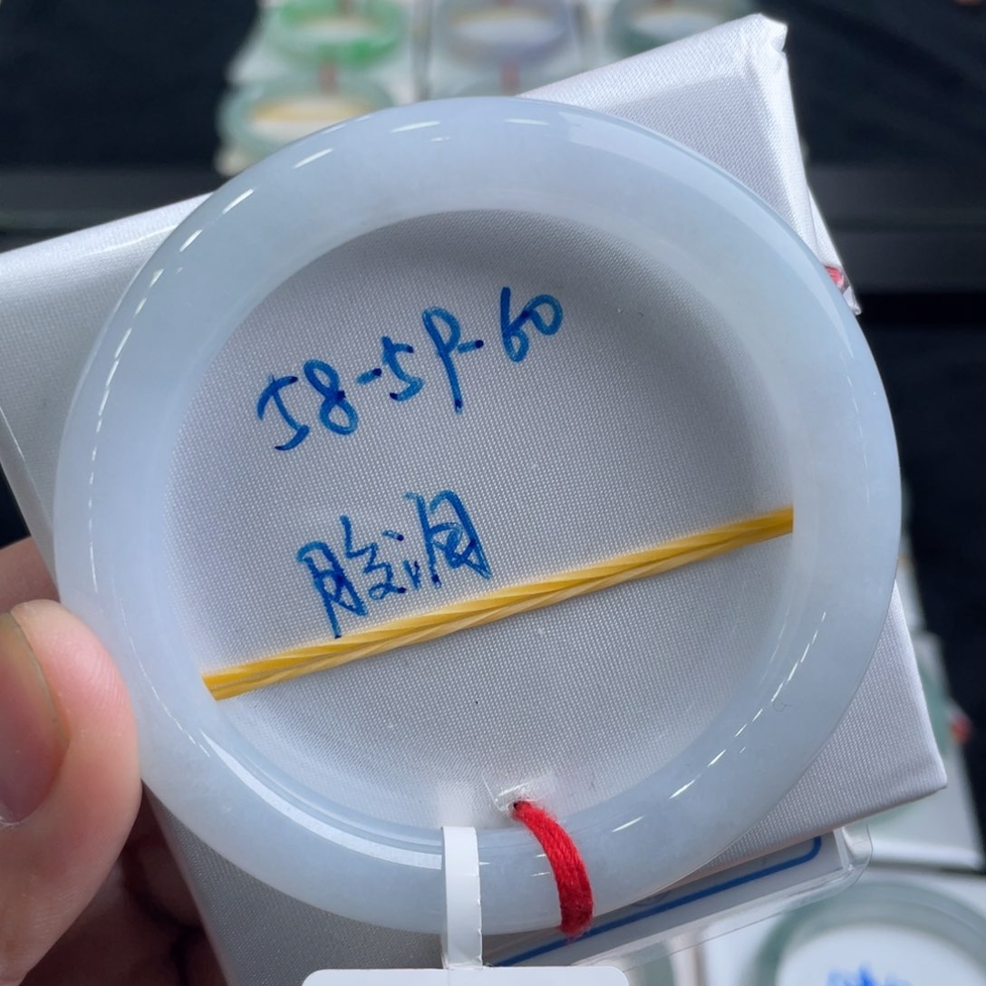 翡翠手镯未镶嵌翡翠手镯