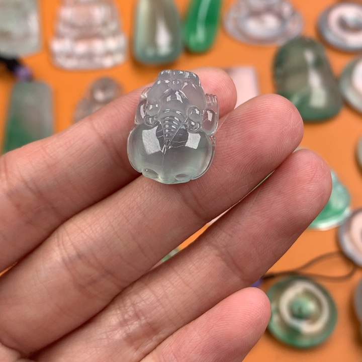 翡翠挂件未镶嵌…..