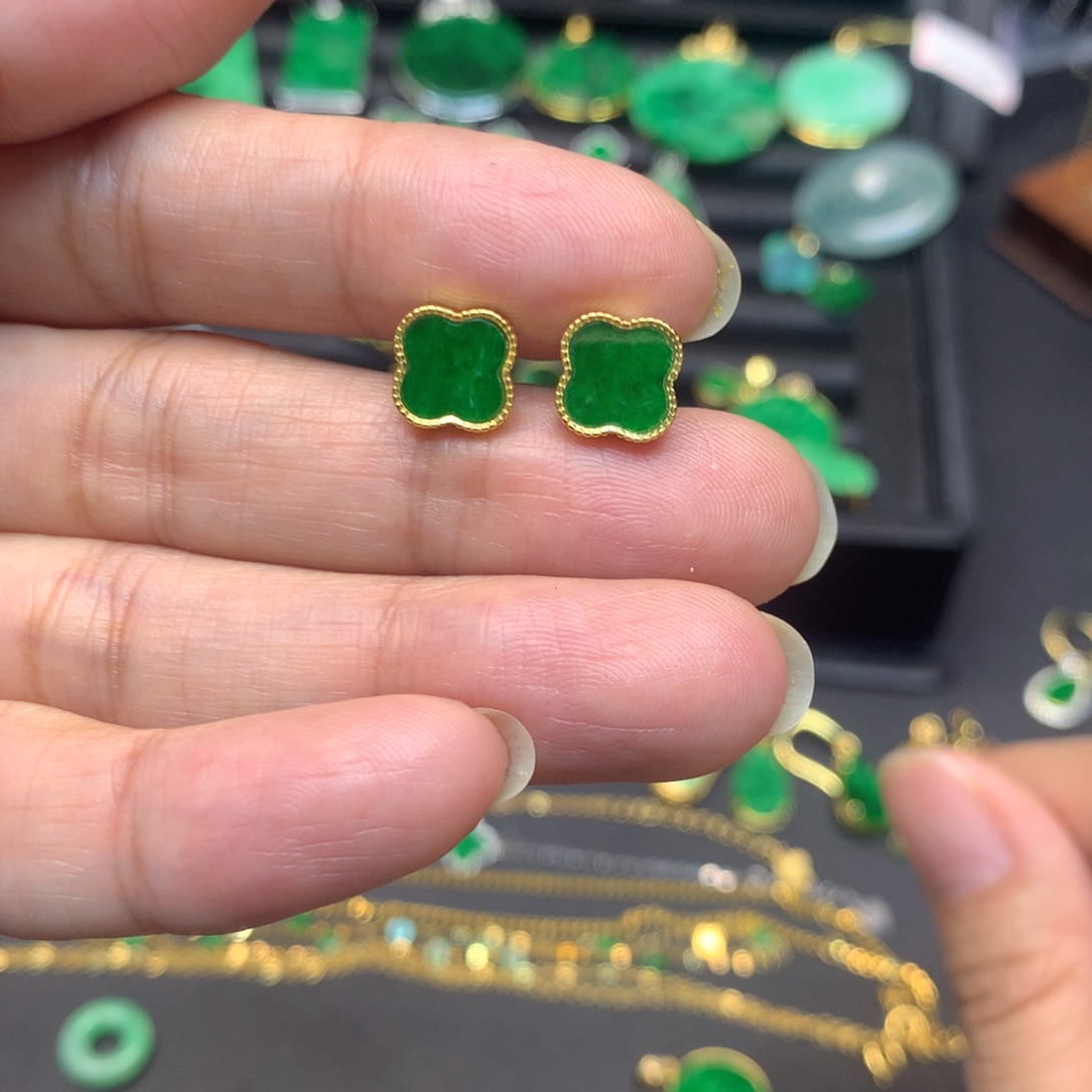 翡翠未镶嵌颈饰有纹