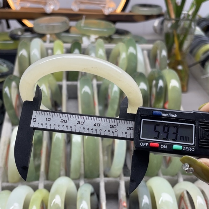 蛇纹石玉手镯未镶嵌35