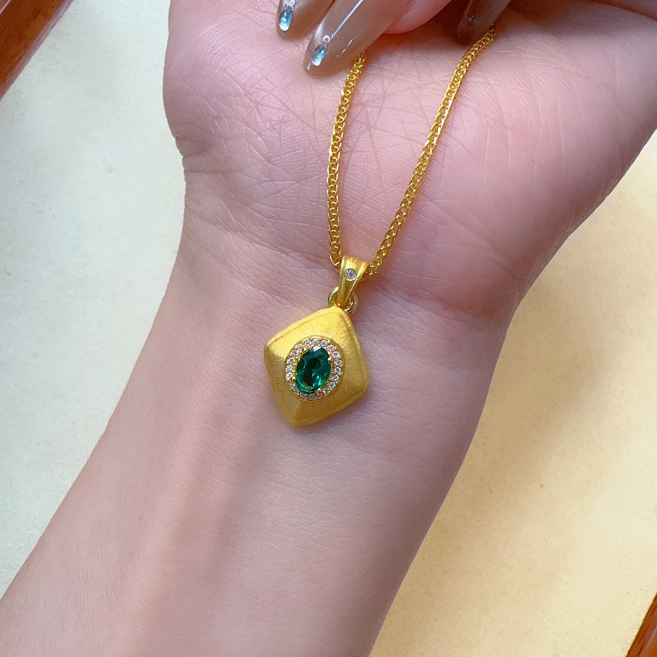 足金999 绿宝拉丝棱形吊坠 *单吊坠不含链