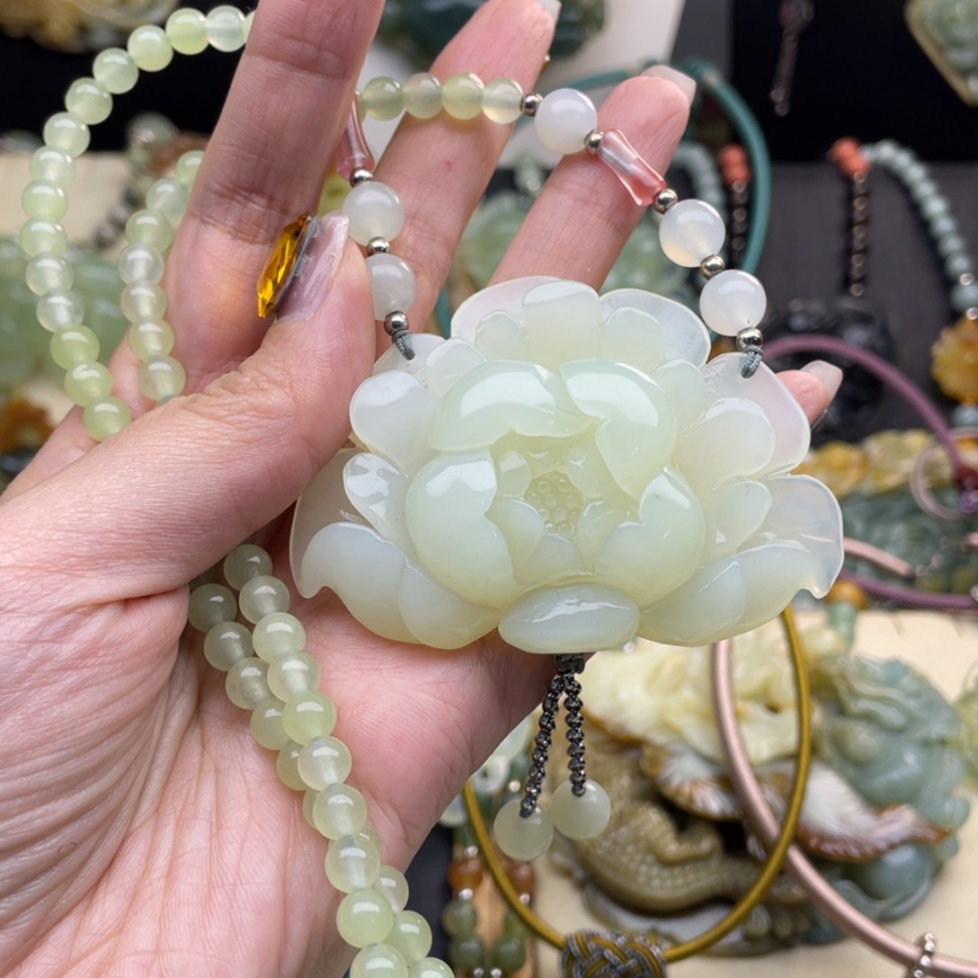 蛇纹石玉颈饰未镶嵌