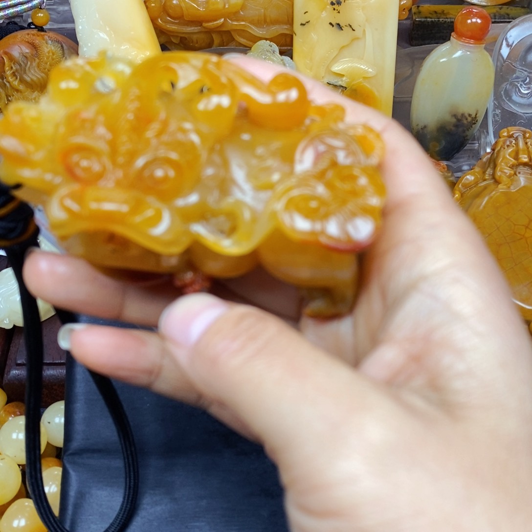 石英质玉（黄龙玉）颈饰未镶嵌