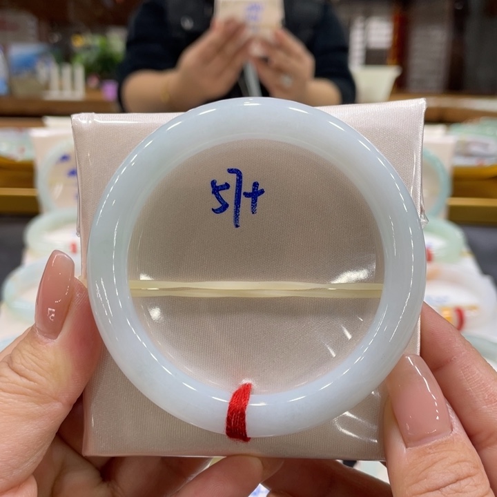 翡翠手镯未镶嵌翡翠