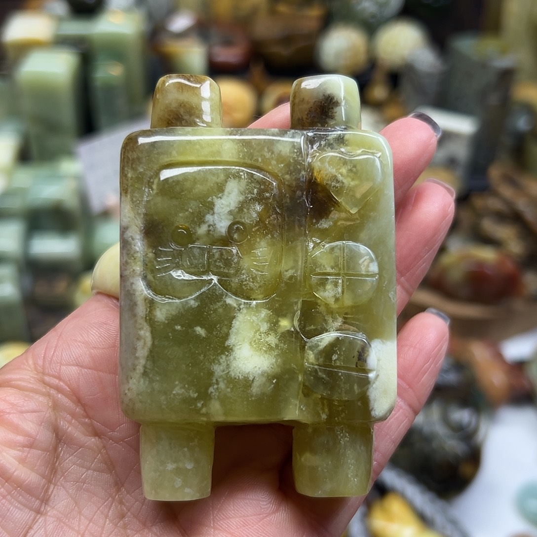 鹿***桃岫玉未镶嵌颈饰辽阳料游戏机手玩 有瑕